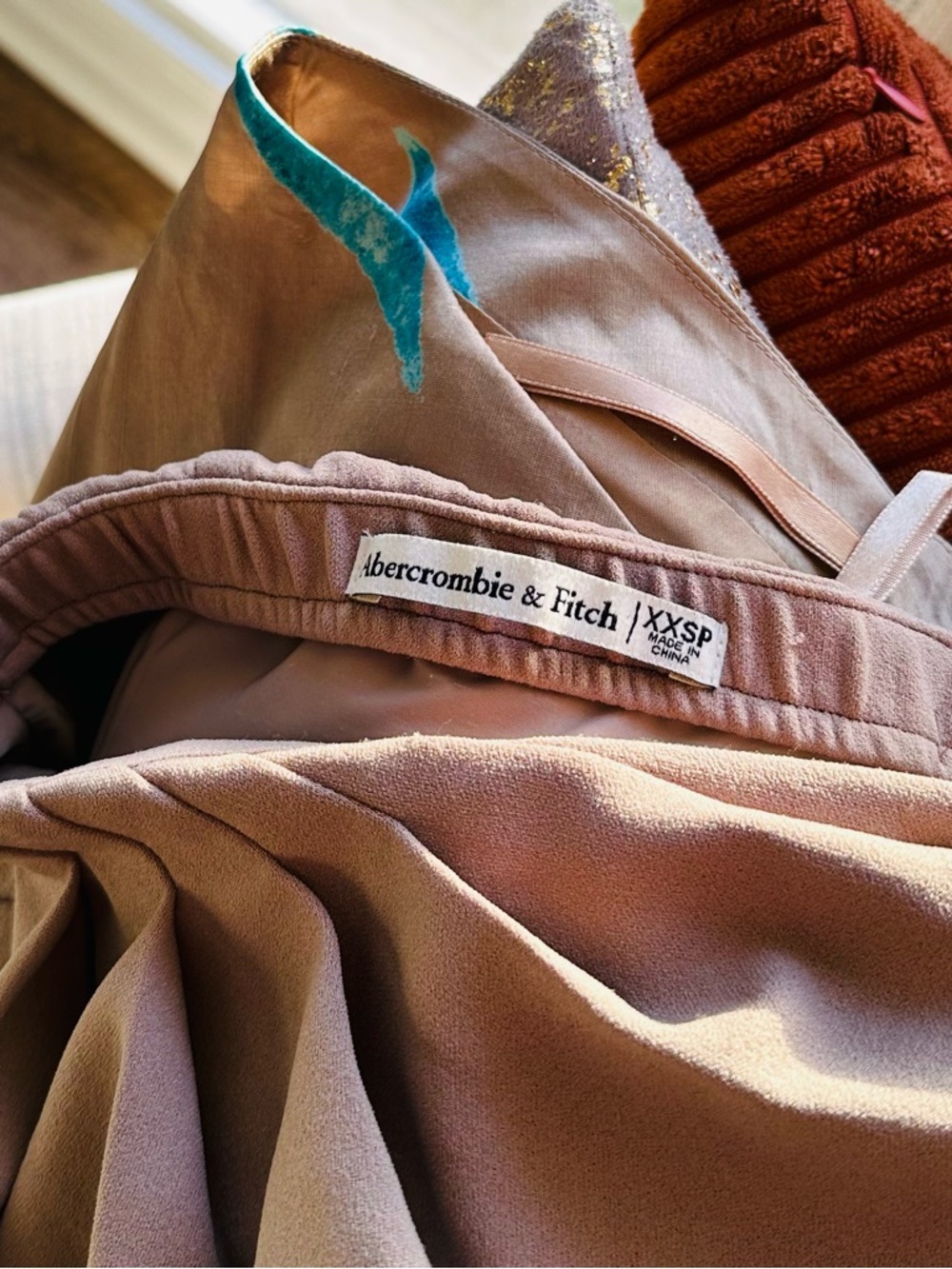 Abercrombie & Fitch Light Beige Midi Skirt with Ruched Detailing - XXSP, New - Picture 5 of 5